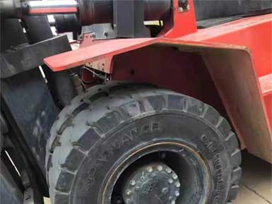 前進(jìn)實(shí)心輪胎825-15，6條實(shí)心輪胎已全部安裝到叉車(chē)上